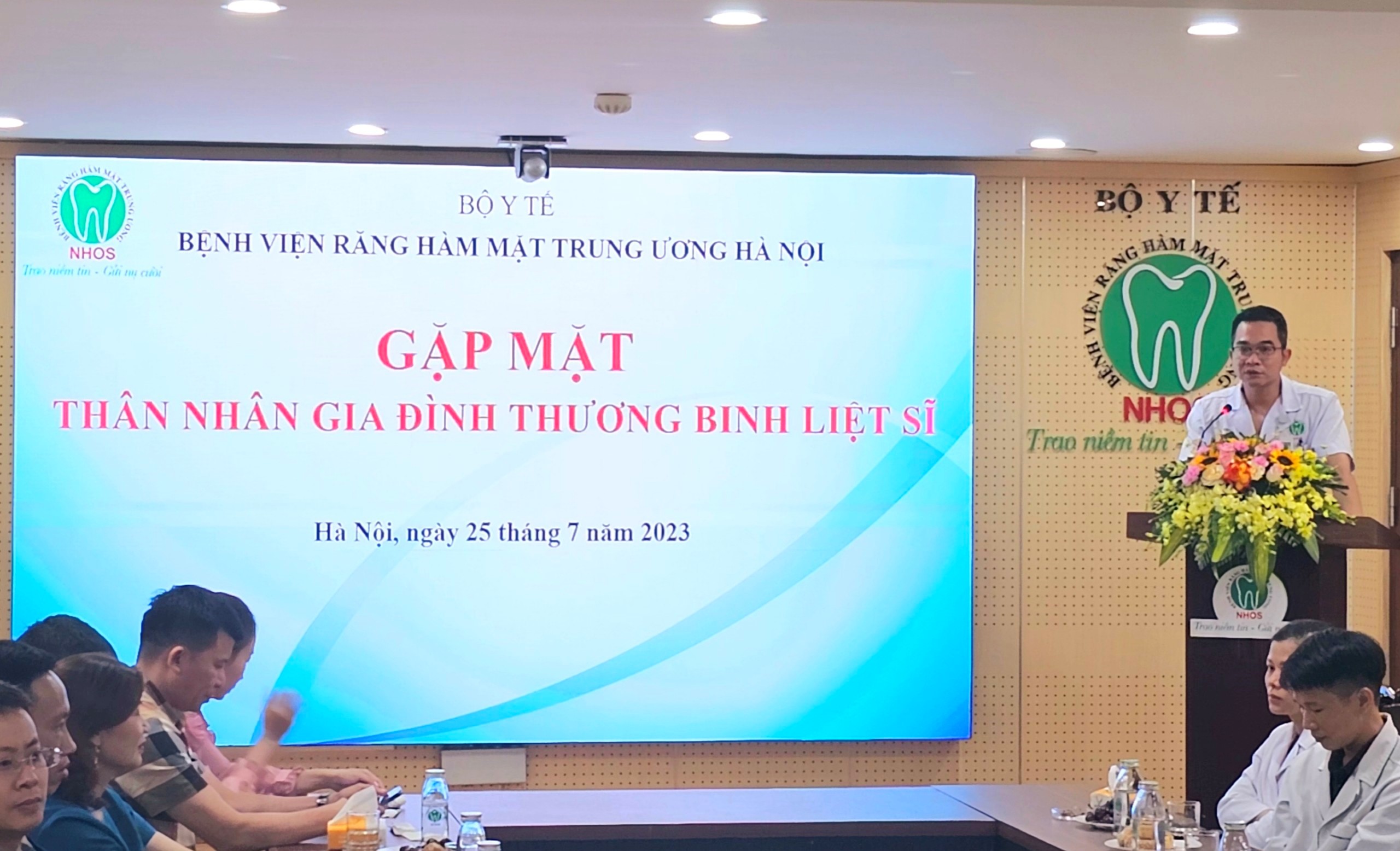 ThS. Lê Hoàng Long đại diện các viên chức, người lao động là thân nhân gia đình thương binh liệt sĩ phát biểu tại buổi gặp mặt